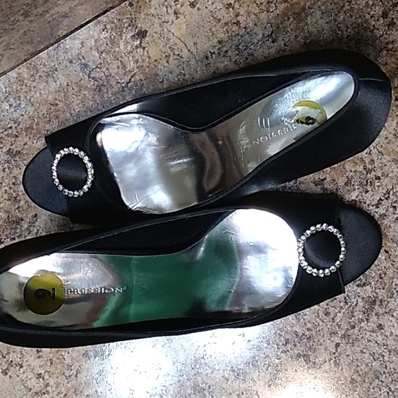 Euc satin pumps - Picture 7 of 8